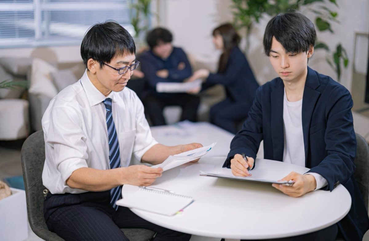 1対1で話し合う2人