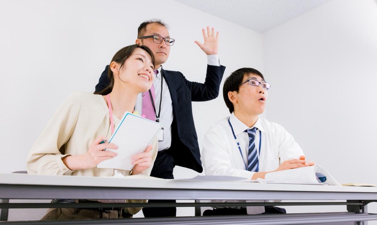 手を挙げて発言する参加者