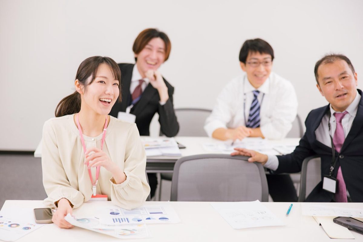 笑顔で話し合うチーム